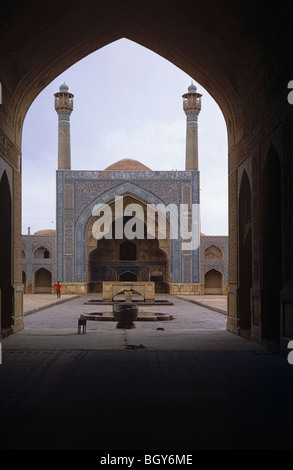 L'Iwan encadré par le nord de l'Iwan mosquée de vendredi, Masjid-i Jami, Isfahan, Iran 690123 015 Banque D'Images
