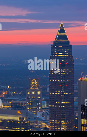 Coucher de soleil sur la Messeturm et gratte-ciel de la ville de Frankfurt am Main, Hesse, Allemagne, Europe. Banque D'Images