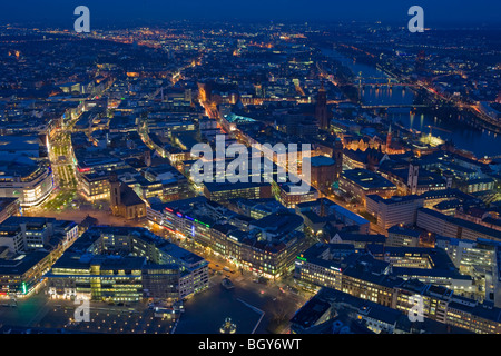 Vue aérienne sur la ville de Frankfurt am Main à partir de la Maintower, au crépuscule, en Hesse, Allemagne, Europe. Banque D'Images