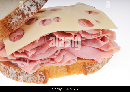 Avant de l'ouvrir le jambon et fromage suisse le sandwich sur pain blanc sur fond blanc Banque D'Images