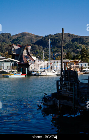 Les voiliers sont amarrés à côté de bateaux dans SAUSALITO - BAIE DE SAN FRANCISCO, CALIFORNIE Banque D'Images