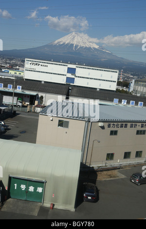 Le Mont Fuji, vu derrière un fond de paysage agricole et industriel, d'un shinkansen train à grande fenêtre, le Japon. Banque D'Images