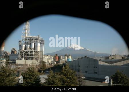 Le Mont Fuji, vu derrière un fond de paysage agricole et industriel, d'un shinkansen train à grande fenêtre, le Japon. Banque D'Images