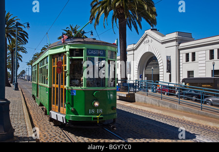 Un téléphérique historique s'étend le long de la voie ferrée en face du quai 3 sur l'Embarcadero - SAN FRANCISCO, CALIFORNIE Banque D'Images