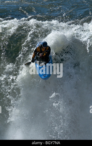 Un arc-en-ciel gouttes kayakiste tombe sur la rivière Deschutes. Banque D'Images