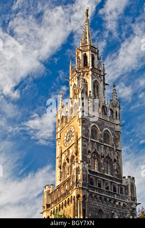 La tour principale de la Neues Rathaus (Nouvel Hôtel de Ville) dans la Marienplatz dans la Ville de München (Munich), Bavaria, Germany, Europe Banque D'Images