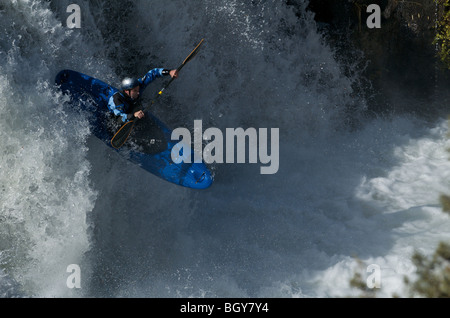 Une chute d'une cascade de kayakiste de la rivière Deschutes. Banque D'Images