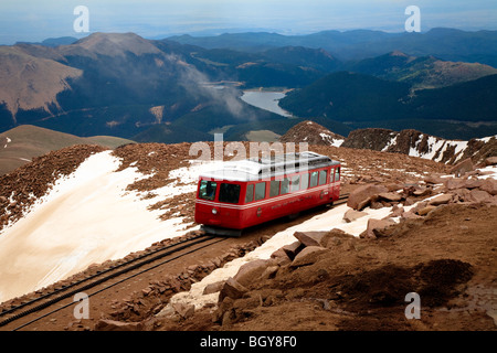 Vue sur les montagnes depuis 4610 14110 pied sommet et le plus haut train à crémaillère, Colorado, USA Banque D'Images