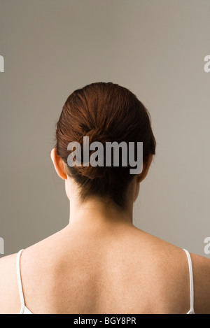 Femme avec cheveux disposés en chignon, vue arrière Banque D'Images