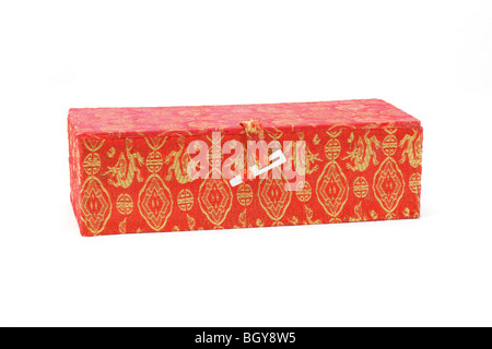 Chinois traditionnel boîte cadeau rouge sur fond blanc Banque D'Images