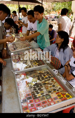 Des amulettes à vendre à l'un des plus étranges de la Thaïlande : cultes au Wat Bang Phra Temple Banque D'Images