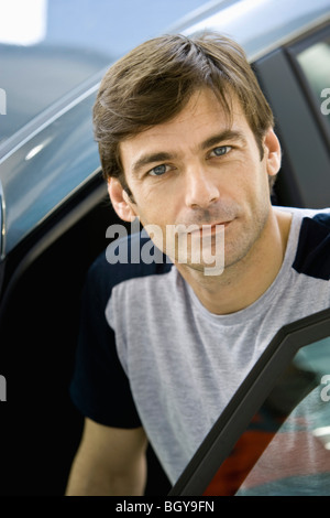 Mid-adult man prépare à obtenir en voiture Banque D'Images