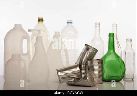 Les bouteilles en verre et en plastique et des boîtes en fer blanc photographié sur un fond blanc. Banque D'Images