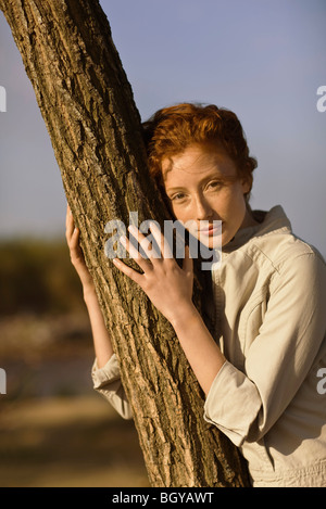 Woman joue sur tronc d'arbre, portrait Banque D'Images