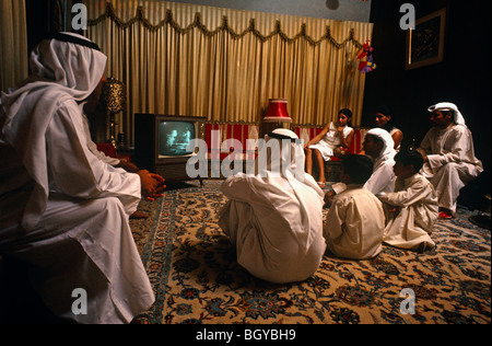 Le 20 juillet 1969. Apollo L'atterrissage d'un homme sur la lune vue à la télévision par une famille au Koweït. Les hommes et les femmes arabes ensemble. Banque D'Images