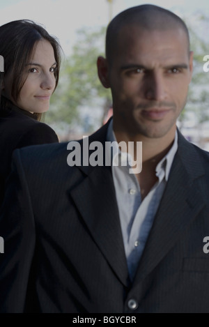 Woman looking over Shoulder pour admirer l'homme en passant par Banque D'Images