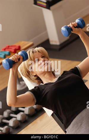 Woman lifting weights Banque D'Images