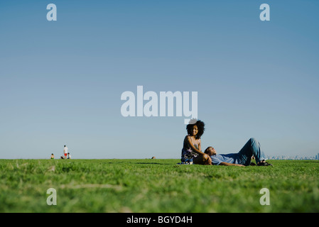 Young couple relaxing together in park Banque D'Images