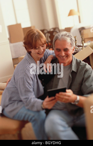 Couple looking at photograph Banque D'Images