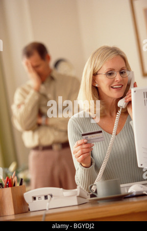 Woman talking on telephone Banque D'Images