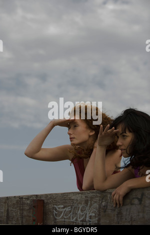 Deux jeunes femmes à l'extérieur à la vue de Banque D'Images