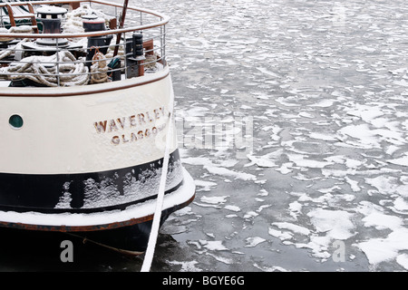 Le Waverley vapeur à aubes et une rivière gelée Clyde sur Pacific Quay, Glasgow, Ecosse, Royaume-Uni. Banque D'Images