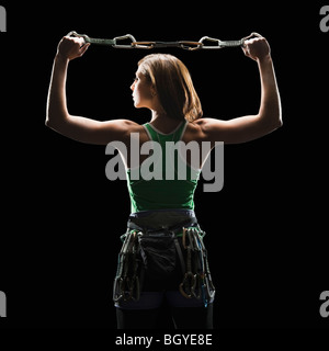 Femme climber holding gear Banque D'Images