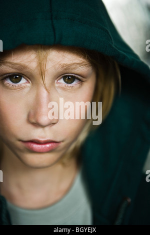 Preteen boy en pleine réflexion Banque D'Images