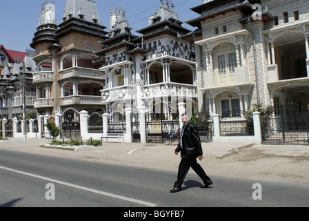 Maisons du village de gitans riche buzescu, au sud de la Roumanie Banque D'Images