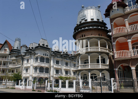 Maisons du village de gitans riche buzescu, au sud de la Roumanie Banque D'Images