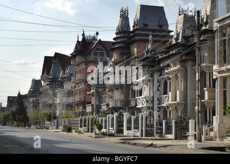 Maisons du village de gitans riche buzescu, au sud de la Roumanie Banque D'Images