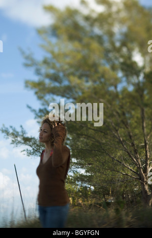 Femme debout à l'extérieur, à l'écart dans la pensée Banque D'Images