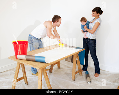 Couple preparing wallpaper Banque D'Images