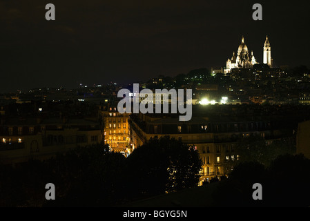 France, Paris la nuit, Sacré Coeur allumé en arrière-plan Banque D'Images