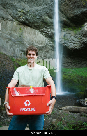 Homme avec bac de recyclage Banque D'Images