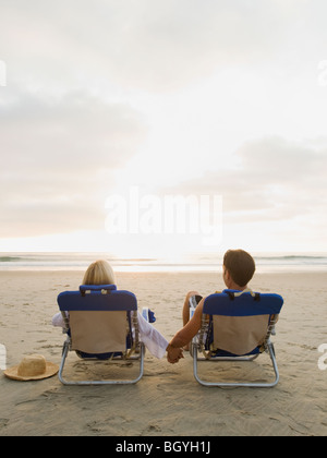 Couple relaxing at the beach Banque D'Images