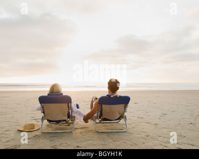 Couple relaxing at the beach Banque D'Images