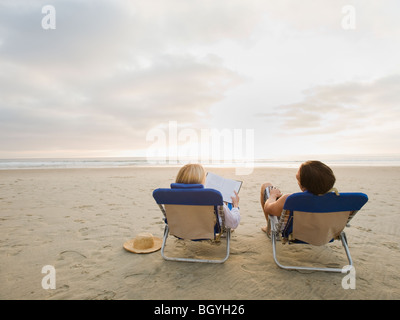 Couple relaxing at the beach Banque D'Images