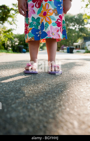 Jeune fille portant des tongs Banque D'Images