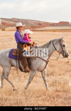 Mère et fille riding horse Banque D'Images