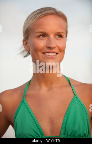 Young woman wearing bikini Banque D'Images