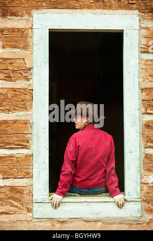 Assis sur le rebord de la Cowgirl Banque D'Images