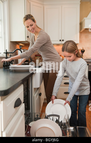 Mère et fille loading lave-vaisselle Banque D'Images