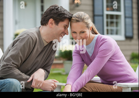 Couple in front of house Banque D'Images