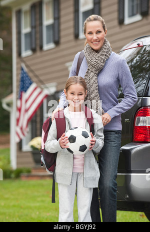 Mère et fille holding soccer ball Banque D'Images