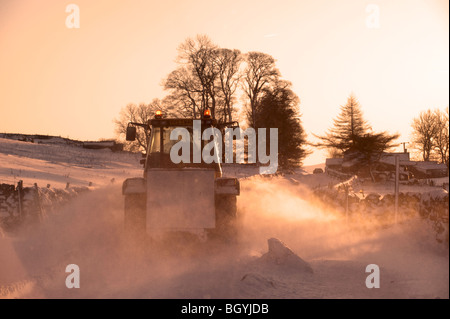 De la neige sur la route couverte de neige, la fin de l'après-midi. Cumbria Banque D'Images