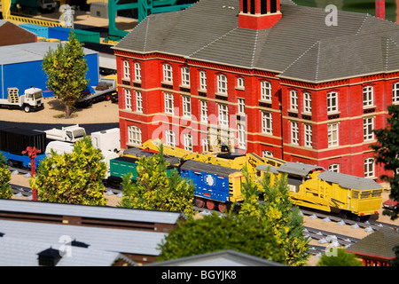 Train de marchandises et crane, Legoland Windsor Banque D'Images