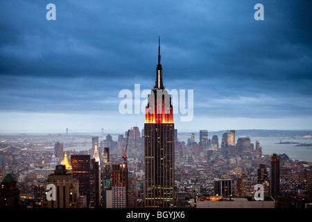 Vue de nuit sur Manhattan du haut de la roche Banque D'Images