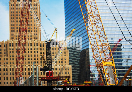 En face des bâtiments grues Banque D'Images