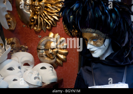 Les masques vénitiens en vitrine, Venise, Italie Banque D'Images